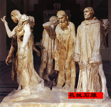 羅丹的石雕格外注重光影、明暗效果?！都尤R義民》那滿珊緩行的腿部和垂及地面的裝裝式的大麻衣，形成了大塊面的深暗陰影，既具有渾厚的體量，又襯托了凸顯心理、個(gè)性的表情與手勢(shì)。