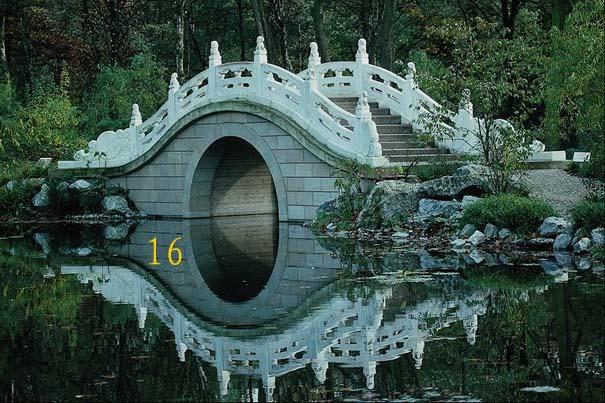 石雕欄桿也叫欄板，石欄桿，宋代稱“勾欄”，多用于須彌座式臺基上，也有用于普通臺基上。石雕欄桿一般由望柱、欄板和地袱