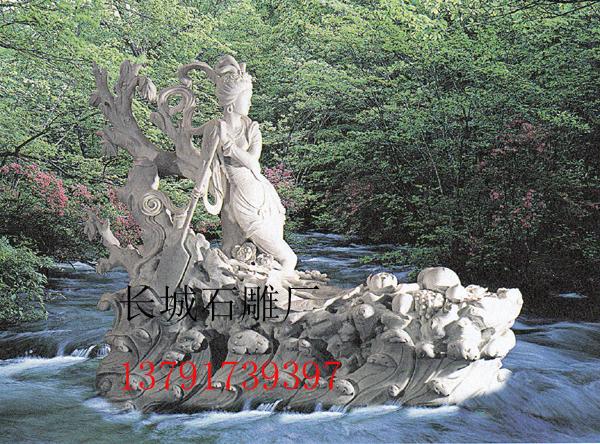 這是程嘉豪自己最喜歡的石雕雕刻作品，也是他心目中的女神形象。這件作品，1990年開始制作的，1996年完工，前后做了6年才完成。作品1.3米長，1.3米高，漢白玉料。程嘉豪面對自己最滿意的作品，說道：  “麻姑是婦女界的最長壽的一個神，咱們男人的是壽星。她是劃著獨木舟，獨木舟它沒死，樹葉、植物特別茂盛，因為它象征長壽不能是死的。這是三月三給王母娘娘祝壽的一個場景，三月三是王母娘娘的生日。別人問她多大歲數(shù)了，她說‘我不知道，我只知道我見過三次桑海變滄田’。她還很有智慧哩，呵呵。”