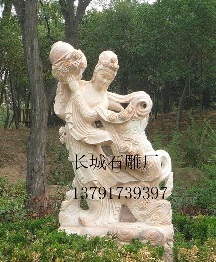 正如作者自己所言，該作品很多部位采用了透雕，對(duì)石雕雕刻藝人們的刀工要求是比較苛刻的。只見天女微微彎曲的身軀，按照人體比例和結(jié)構(gòu)進(jìn)行塑造，身材苗條，腰肢纖細(xì)，左手提著花籃，右手正在輕散鮮花，面部露出淡淡的笑，顯得雅致恬美