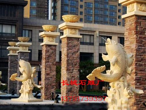 石雕魚成為國(guó)人生活中喜慶豐稔的吉祥物。圖中“魚”與“余”和“蓮”與“連”同音，取年年豐收、代代富裕之意；鋪首中的四個(gè)字為“福、壽、康、寧”，意為幸福、長(zhǎng)壽、健康、安寧。不僅如此，石雕魚也廣泛用來(lái)解釋風(fēng)水之說(shuō)，可以招財(cái)、招福，還可以擋災(zāi)、避禍。