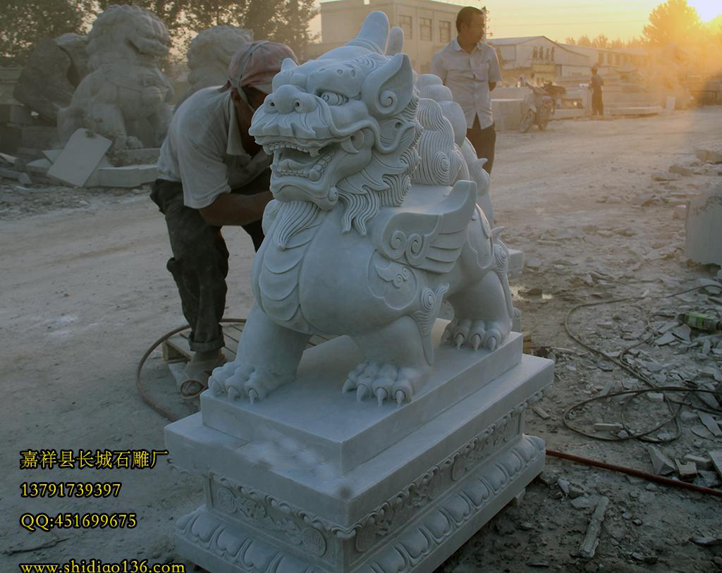 因?yàn)轷魉兄軓?qiáng)的招財(cái)?shù)哪芰Γ栽谖覀兘▏?guó)的時(shí)候，把貔貅作為我們國(guó)家中央銀行的一個(gè)行標(biāo)、一個(gè)吉祥物。在我們國(guó)家的中央銀行總部的門前就有著這樣一個(gè)用石頭雕刻的貔貅，讓它招財(cái)進(jìn)寶。