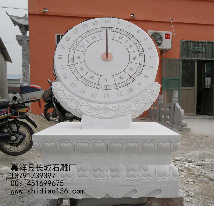 石雕日晷的用途及價(jià)值：日晷也叫“日規(guī)”，它是我國(guó)古代人民創(chuàng)造的一種以太陽(yáng)照射來(lái)計(jì)時(shí)的儀器。
