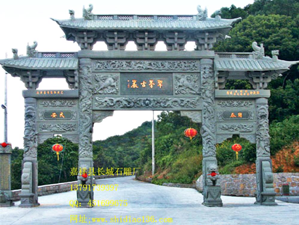 聳立在山海關(guān)東西大街上的這些復(fù)建的明代石雕牌坊，猶如一部立體的山海關(guān)史書，記錄了明代山海關(guān)政治、軍事、教育及民風(fēng)民俗等方面的情況，石牌坊（石牌樓、石雕牌坊、石雕牌樓）展現(xiàn)出了山海關(guān)所具有的厚重的歷史文化內(nèi)涵。