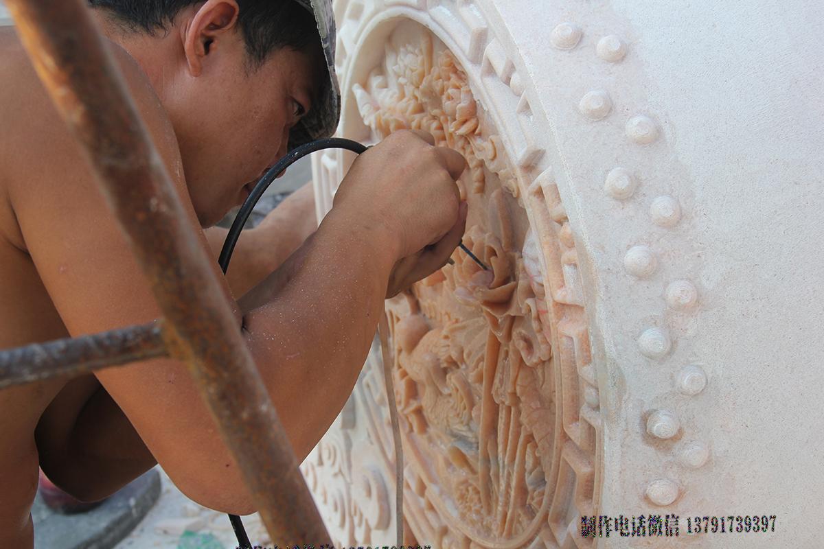 浮雕蓮花 石雕廠現(xiàn)場(chǎng)制作浮雕蓮花圖片